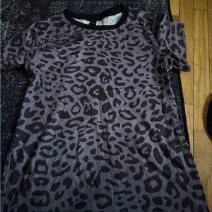 Women's Short Sleeve Leopard Print Tee - Gray/Black